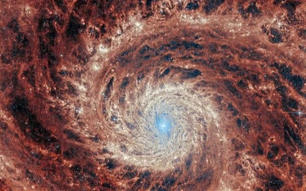 Jeyms Uebb teleskopi g‘aroyib galaktikani suratga oldi
